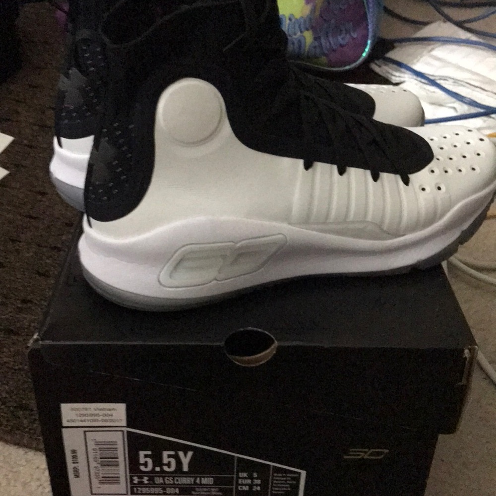 Under Armour Curry 4 size 5.5Y 1st Colorway